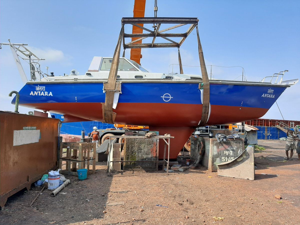 Underwater routines of sailing boat Antara